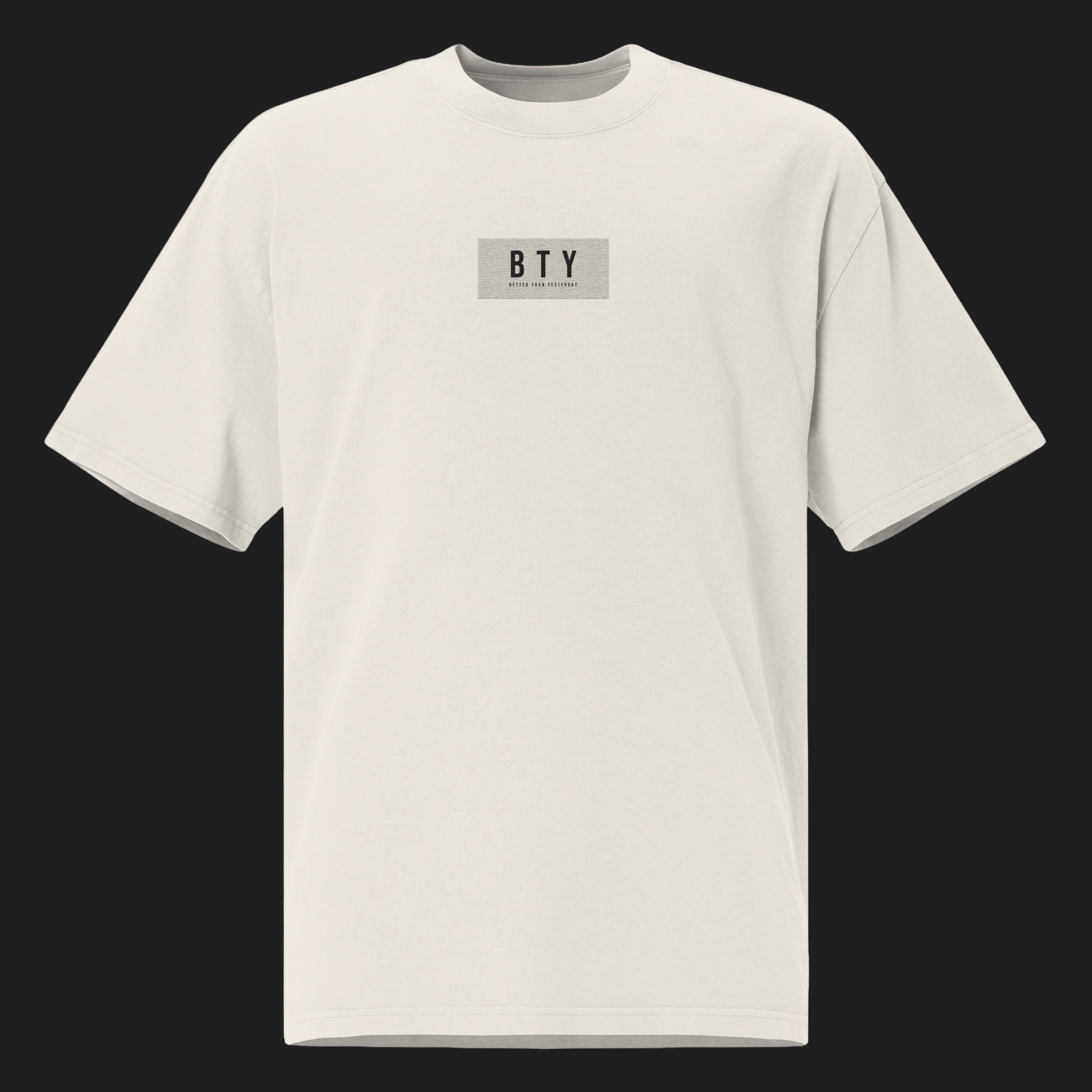 CONTRE — Tee Oversize BTY sur fond carbone
