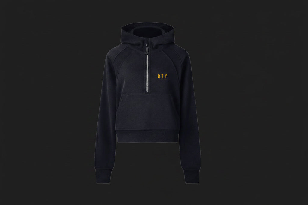 GARDE — Hoodie Crop Demi-Zip BTY sur fond carbone