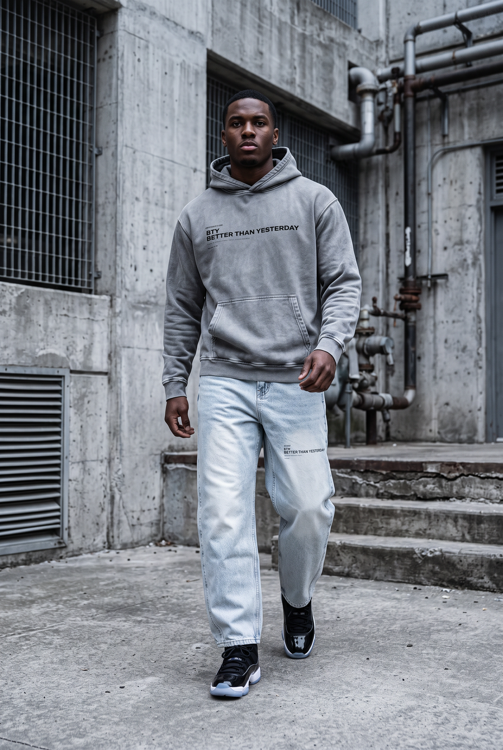 Hoodie Coton Délavé Neige Gris Clair porté — hoodie BTY Concept, streetwear athlétique
