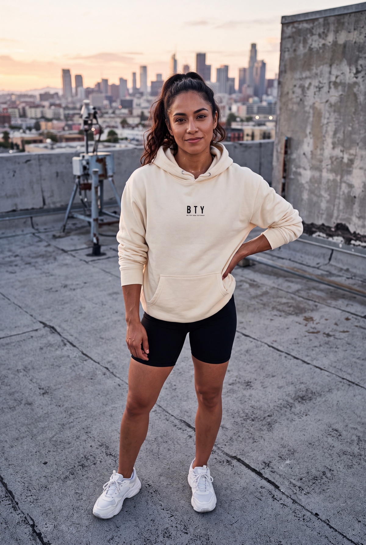 Femme portant le sweat à capuche AUBE de BTY, visuel lifestyle