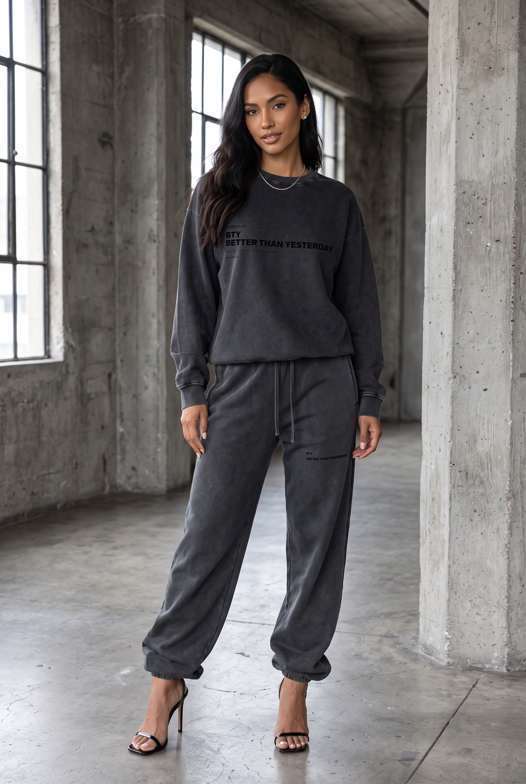 Sweat Oversize Délavé Neige porté — sweat BTY Concept, streetwear athlétique