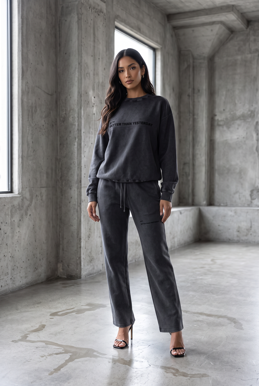 Pantalon Heavyweight Délavé Neige porté — pantalon BTY Concept, streetwear athlétique