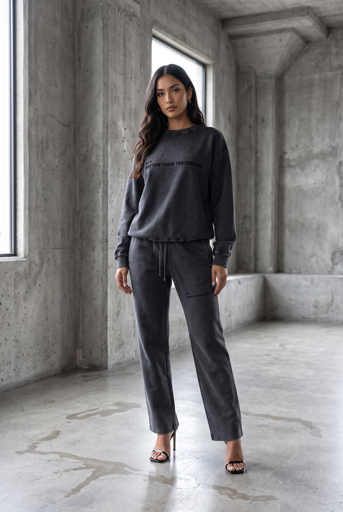 Pantalon Heavyweight Délavé Neige porté — pantalon BTY Concept, streetwear athlétique
