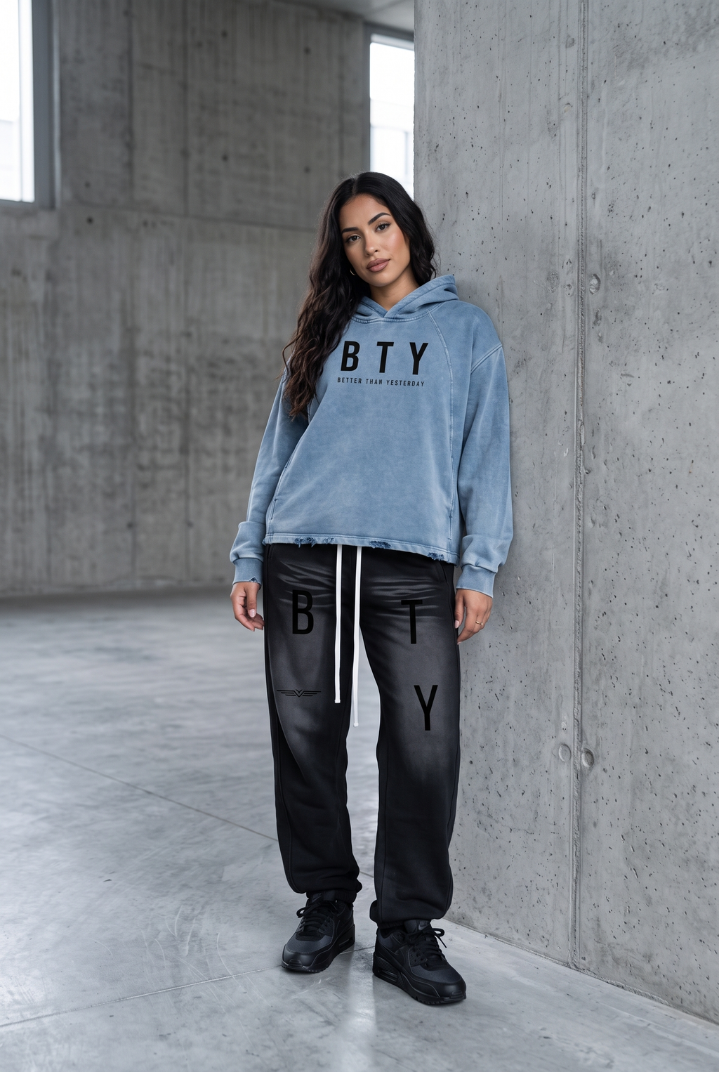 Hoodie Délavé Bords Francs porté, second visuel — hoodie BTY Concept