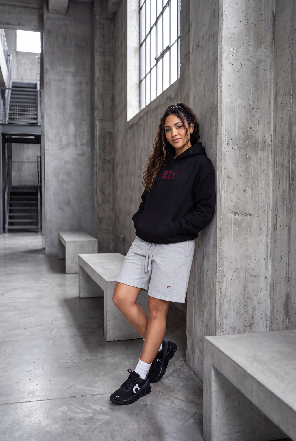 Hoodie Épais Signature Rouge porté — hoodie BTY Concept