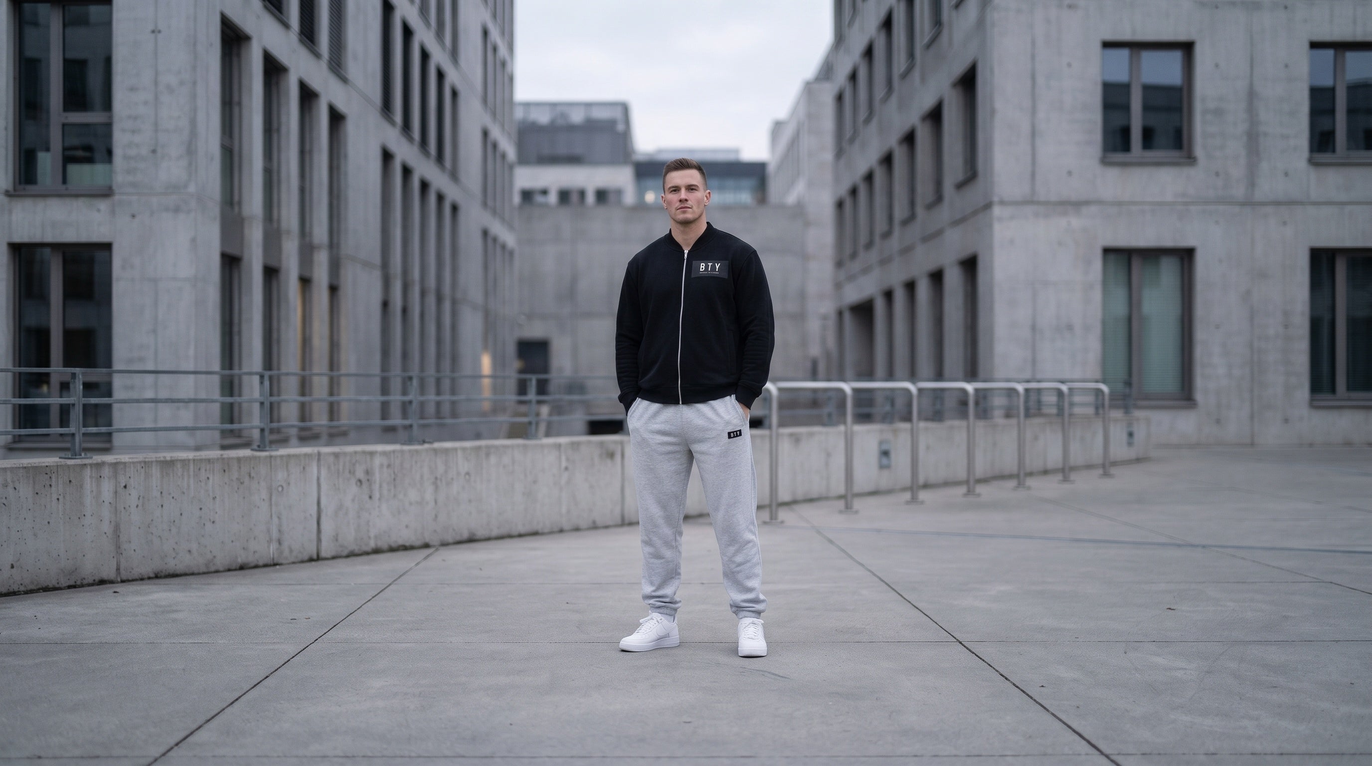 BTY — Veste zippée noire et jogger gris, esplanade béton