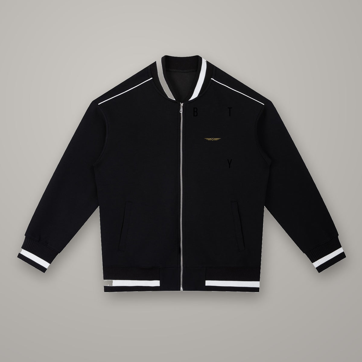 Bomber Zippé à Passepoil BTY, coloris Noir Combat, sur fond studio béton.