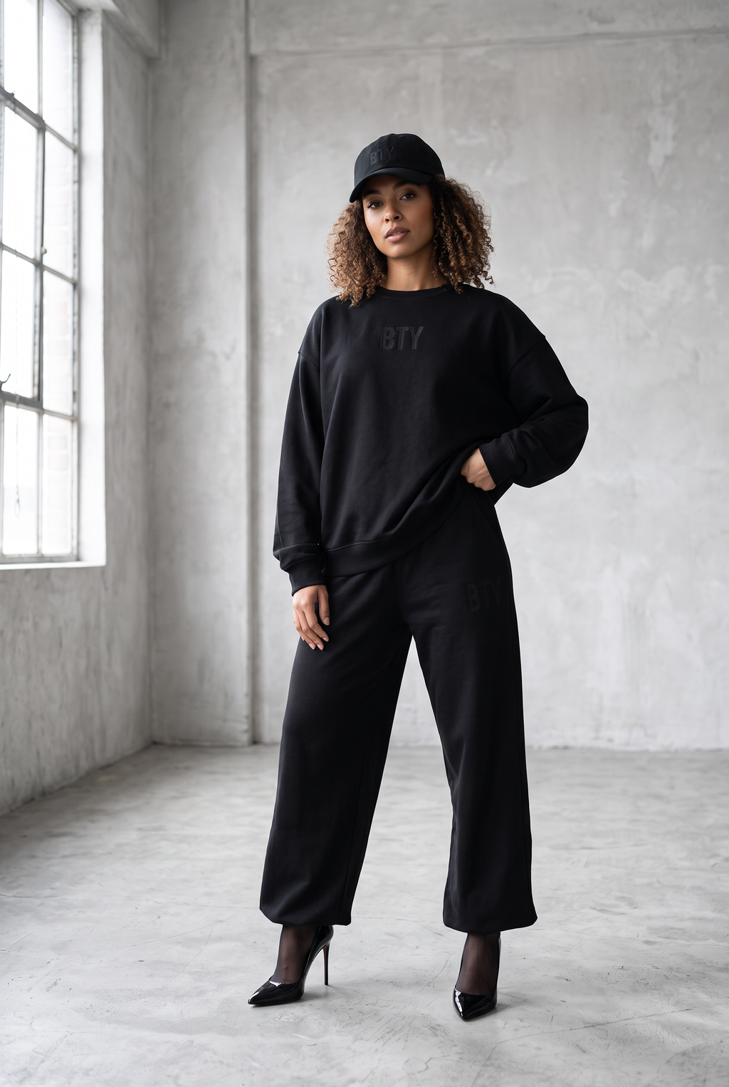 SILENCE — Sweat Col Rond BTY, Drop 01, porté.