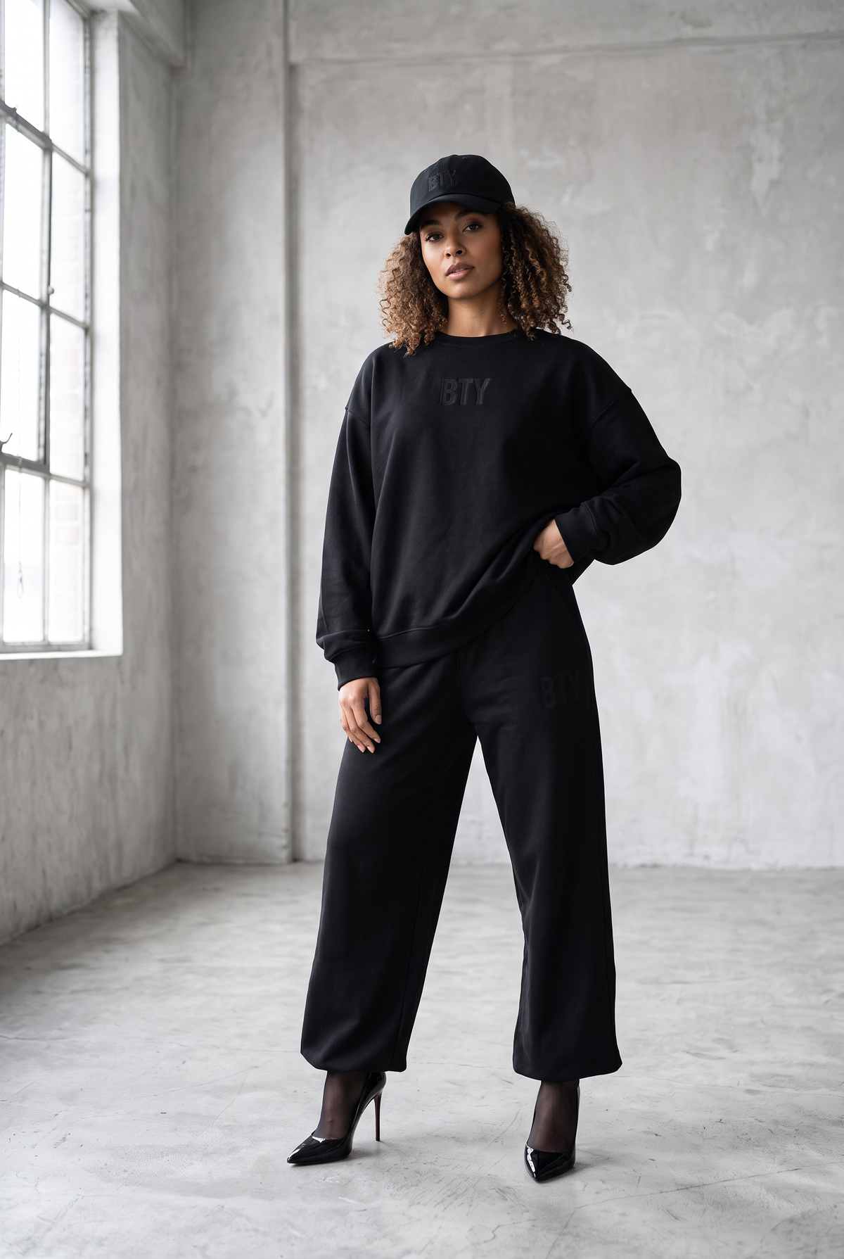 SILENCE — Sweat Col Rond BTY, Drop 01, porté.