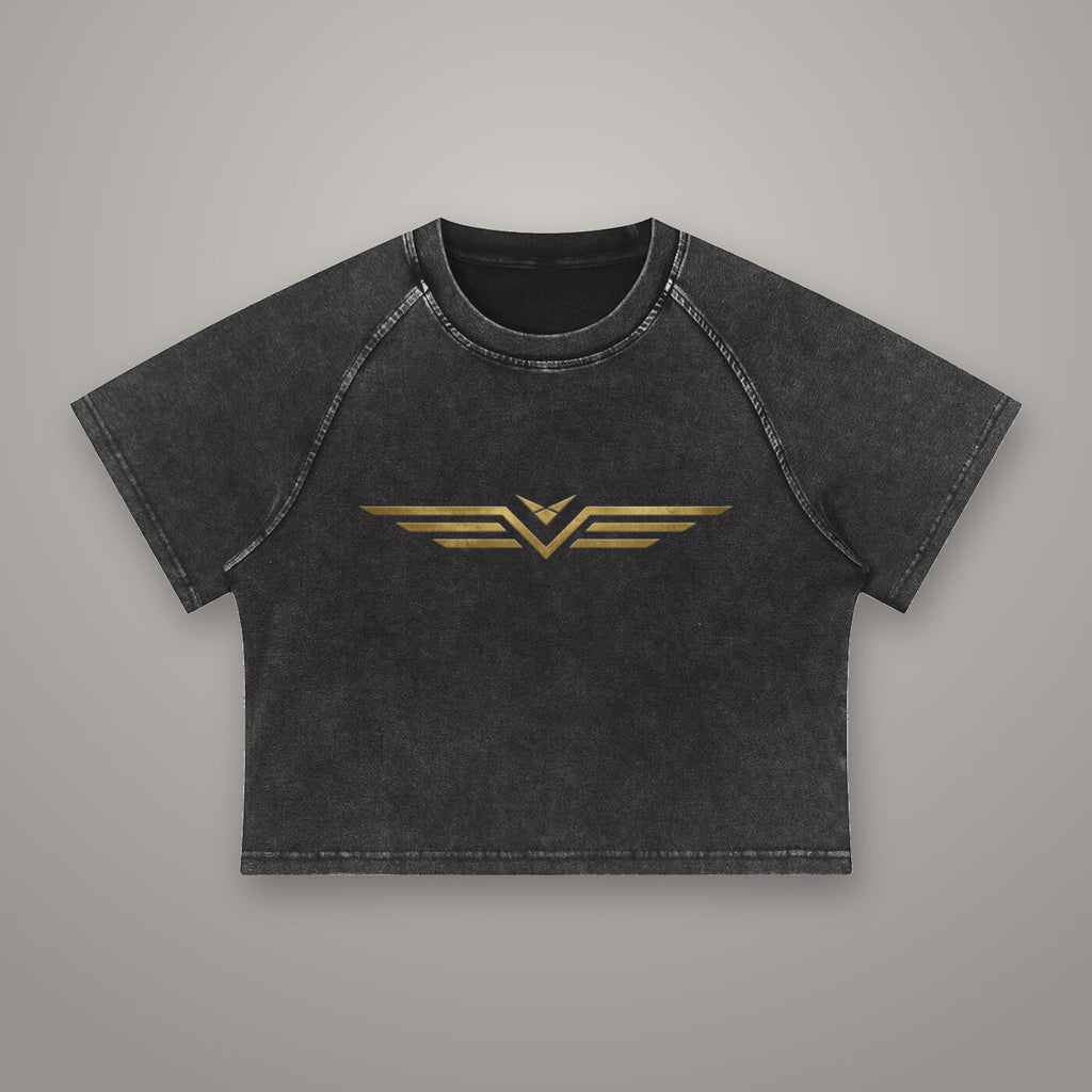 Crop Tee Raglan Délavé Minéral BTY sur fond studio béton.