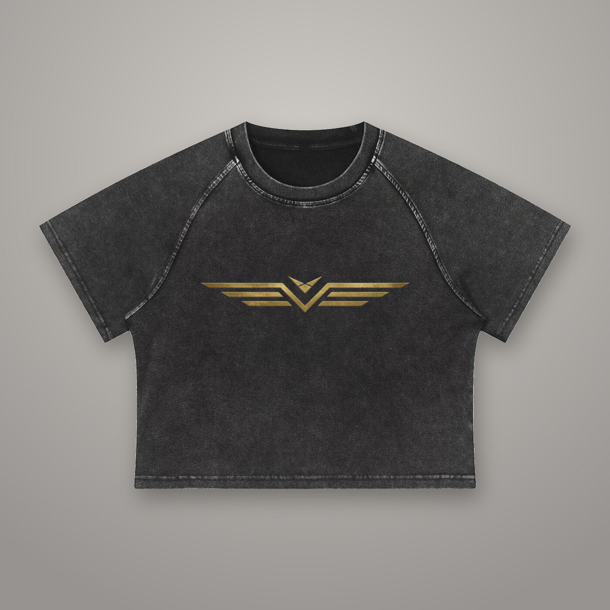 Crop Tee Raglan Délavé Minéral BTY sur fond studio béton.