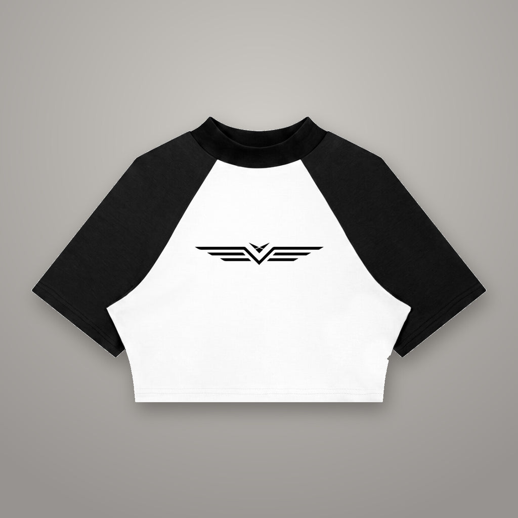 Crop Tee Raglan Bicolore BTY sur fond studio béton.