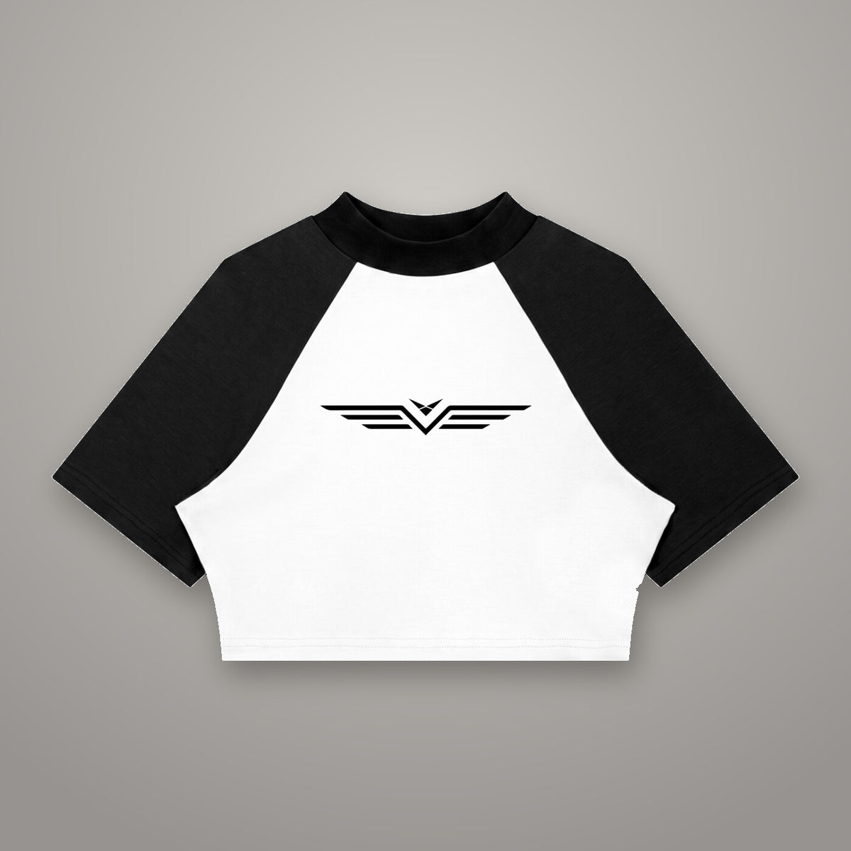 Crop Tee Raglan Bicolore BTY sur fond studio béton.