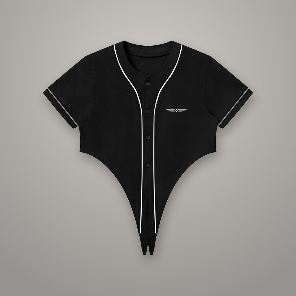 Crop Jersey Baseball Passepoilé BTY sur fond studio béton.