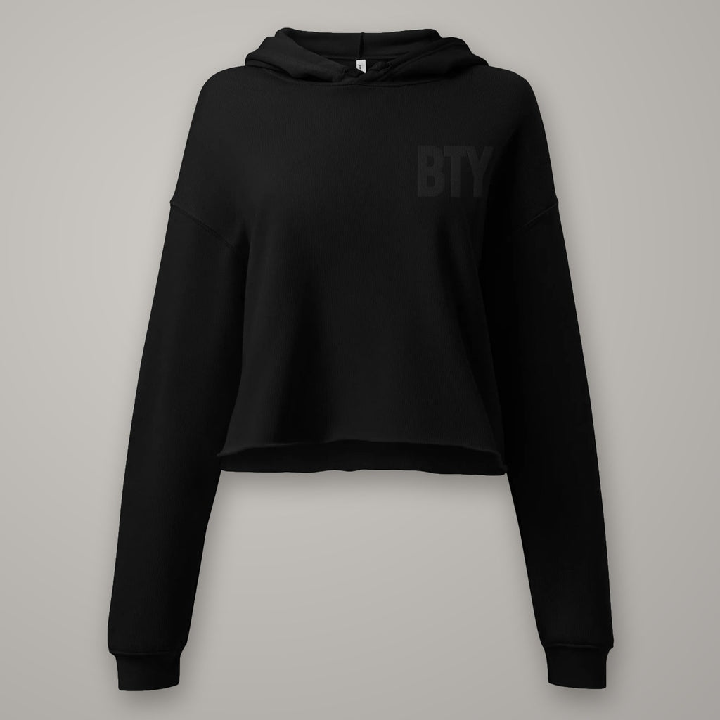 Hoodie Crop Coupe Féminine BTY sur fond studio béton.