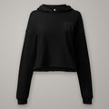Hoodie Crop Coupe Féminine BTY sur fond studio béton.