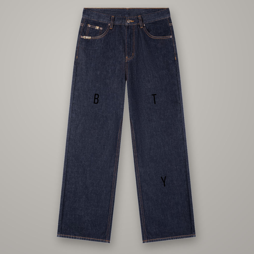 Jean Brut Coupe Droite BTY, coloris Bleu Marine, sur fond studio béton.