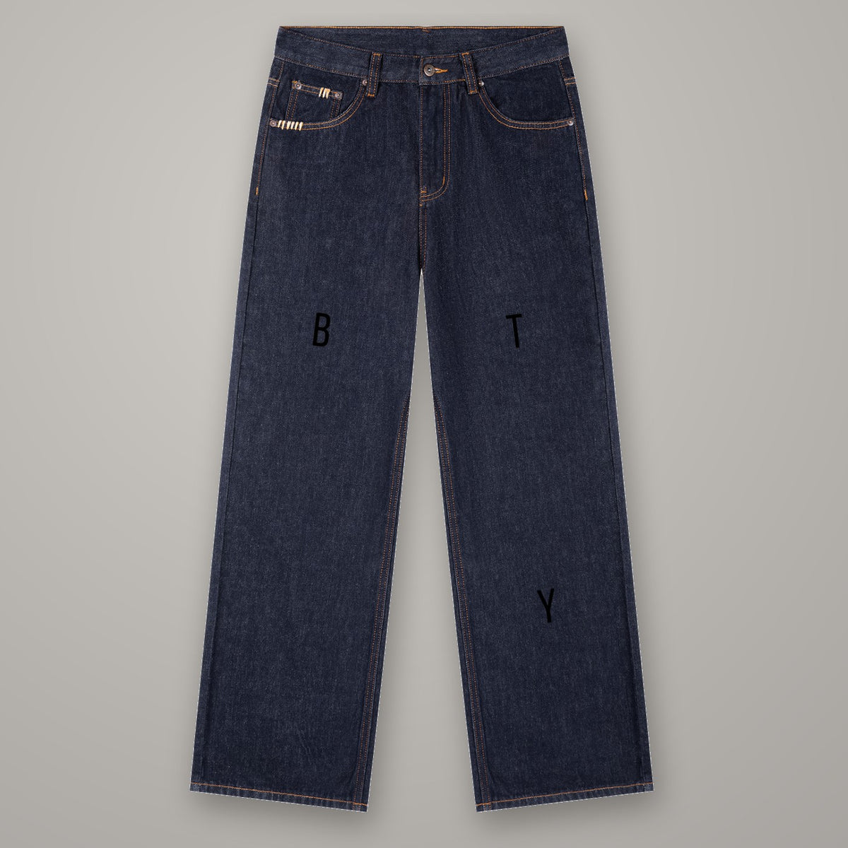 Jean Brut Coupe Droite BTY, coloris Bleu Marine, sur fond studio béton.