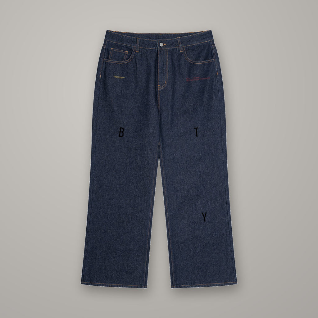 Jean Délavé Vintage BTY, coloris Bleu Denim, sur fond studio béton.