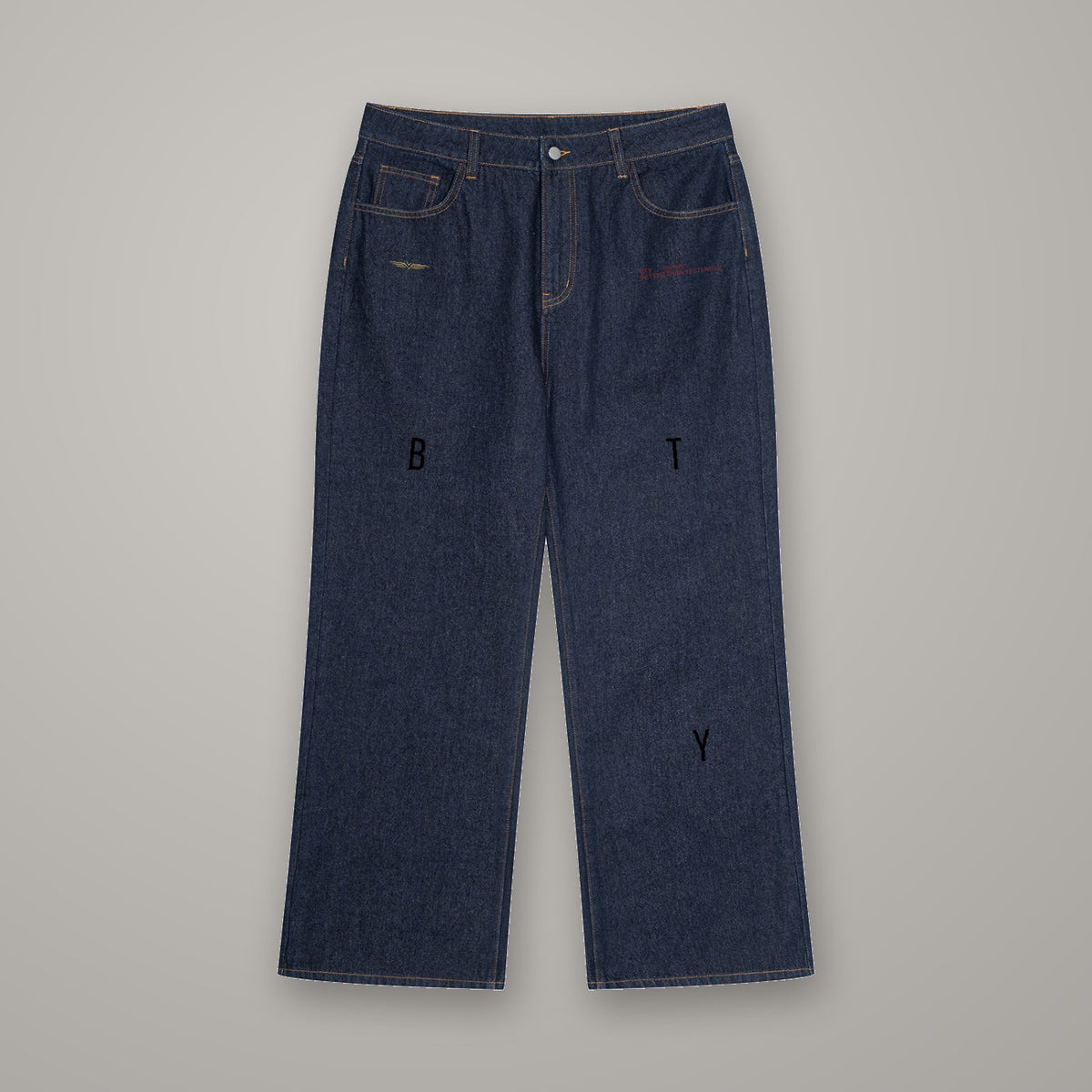 Jean Délavé Vintage BTY, coloris Bleu Denim, sur fond studio béton.