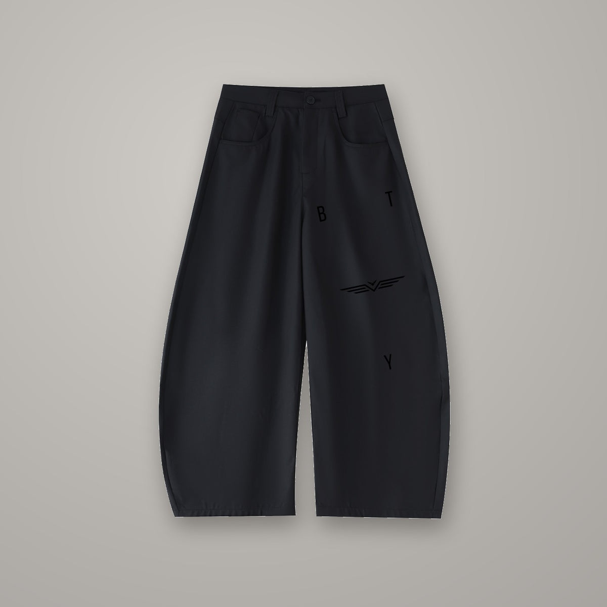 Pantalon Barrel Fluide BTY, coloris Noir Combat, sur fond studio béton.