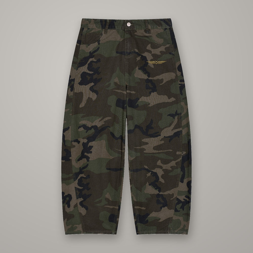 Pantalon Cargo Barrel Camo BTY, coloris Camo Vert Armée, sur fond studio béton.