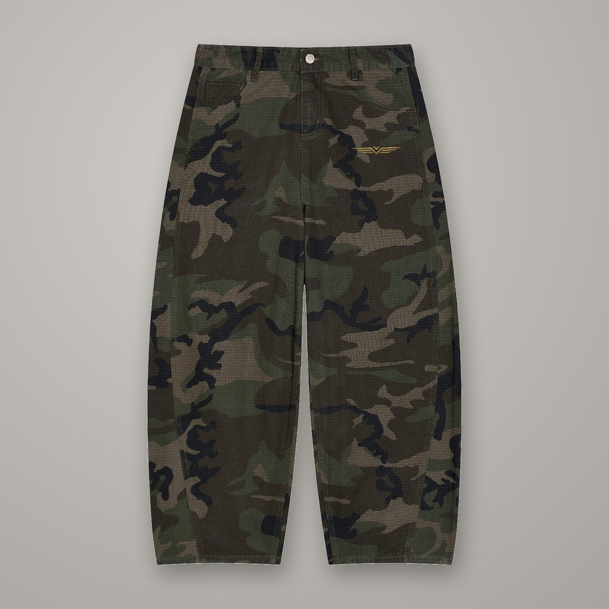 Pantalon Cargo Barrel Camo BTY, coloris Camo Vert Armée, sur fond studio béton.