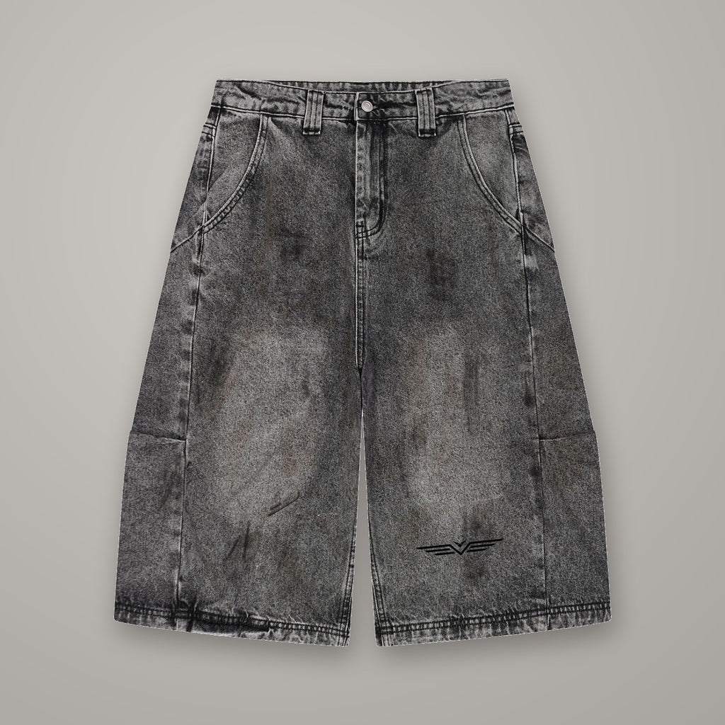 Short en Jean Délavé BTY, coloris Noir Combat, sur fond studio béton.