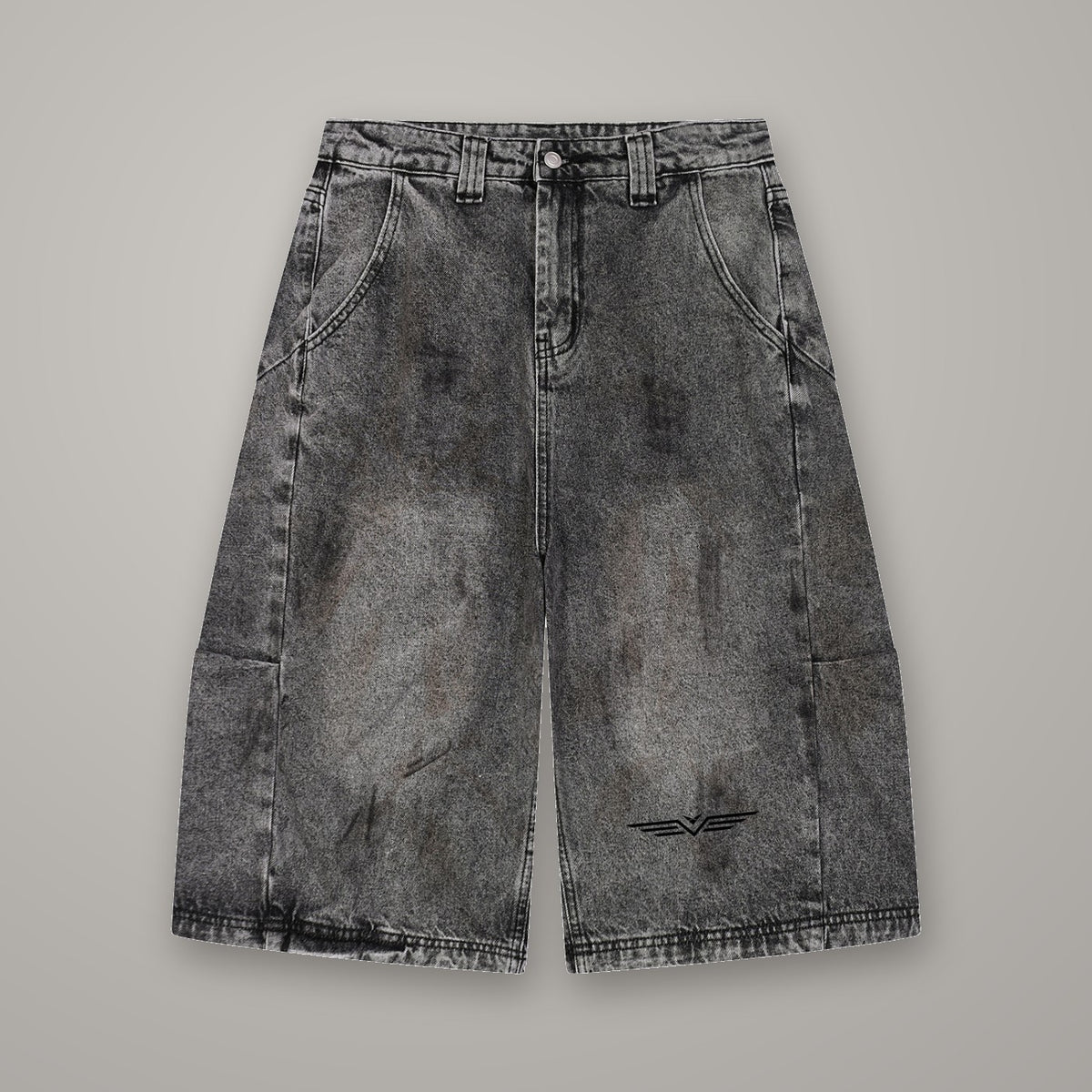 Short en Jean Délavé BTY, coloris Noir Combat, sur fond studio béton.