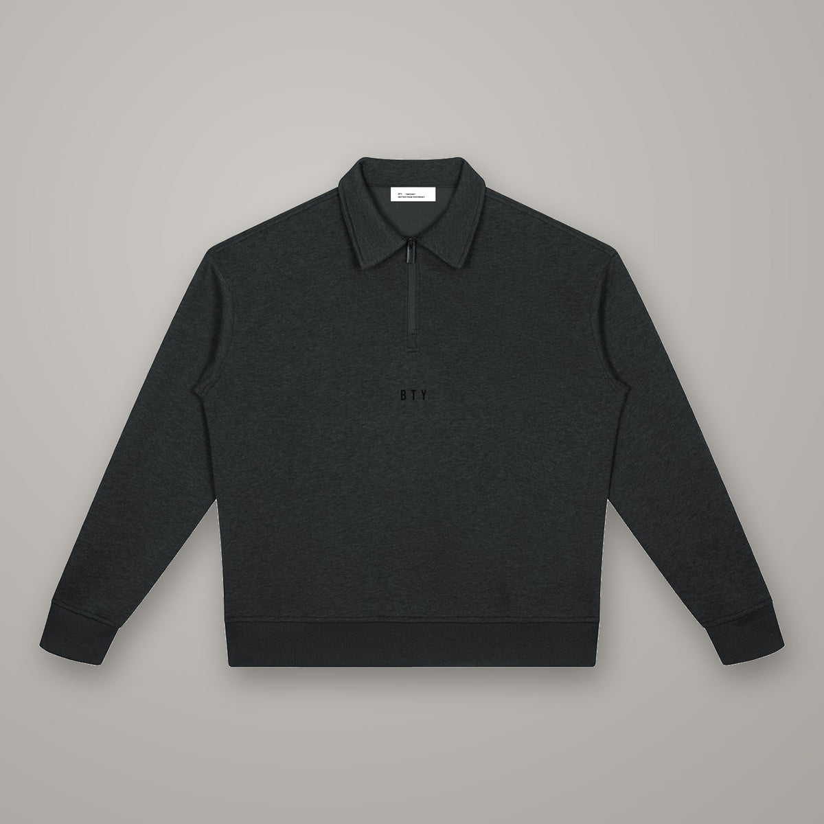 Sweat Demi-Zip Boxy BTY, coloris Noir Combat, sur fond studio béton.