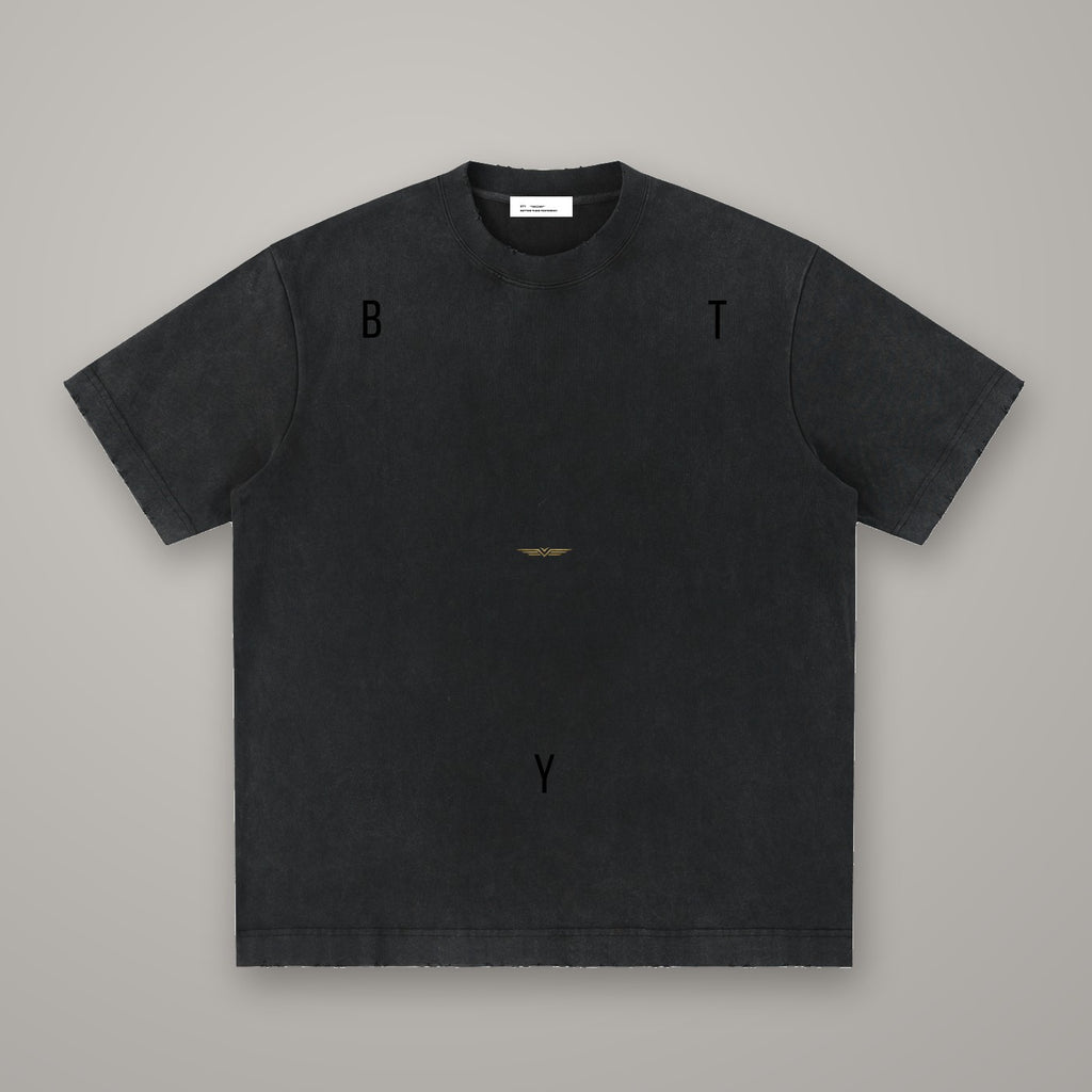 Tee Délavé Bords Francs BTY, coloris Gris Anthracite, sur fond studio béton.