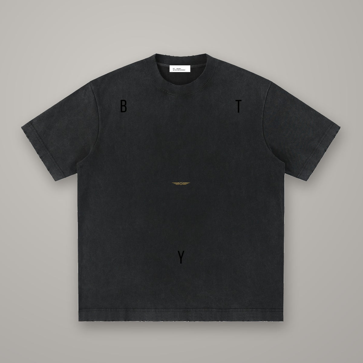 Tee Délavé Bords Francs BTY, coloris Gris Anthracite, sur fond studio béton.