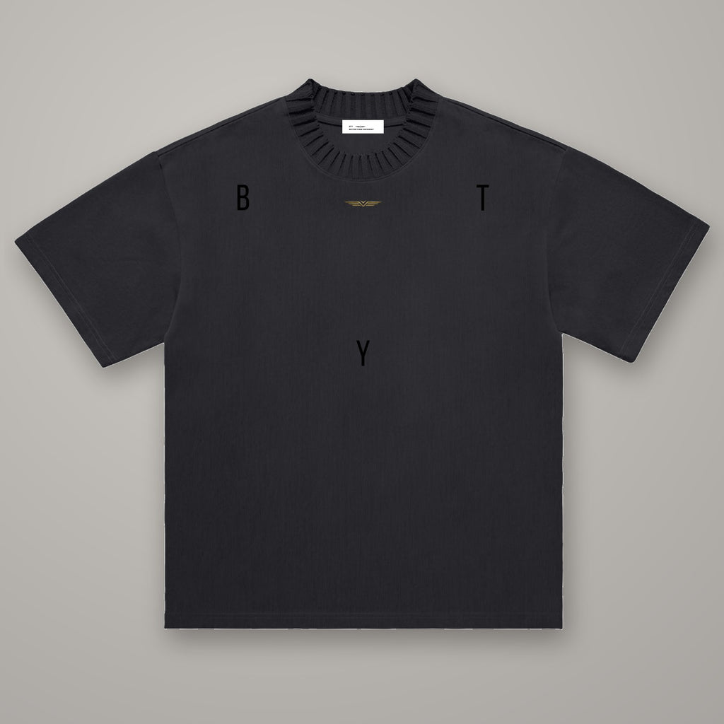 Tee Maille Épais BTY, coloris Noir Combat, sur fond studio béton.