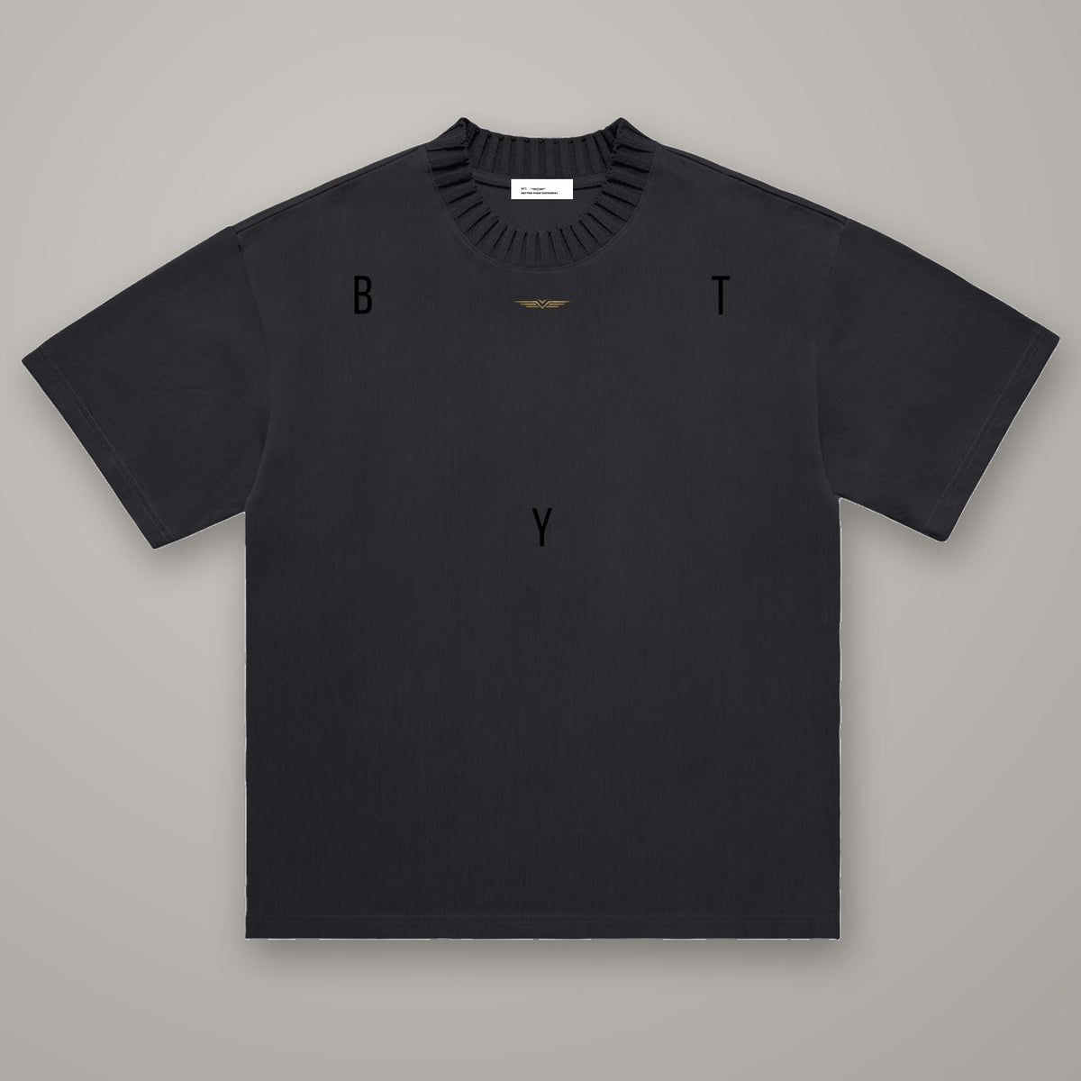 Tee Maille Épais BTY, coloris Noir Combat, sur fond studio béton.