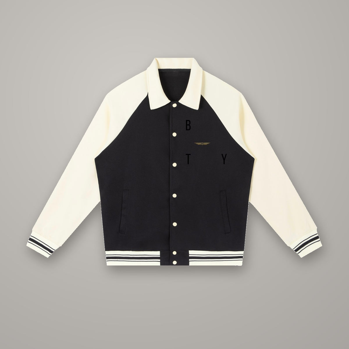 Veste Baseball Raglan BTY, coloris Noir Combat & Abricot, sur fond studio béton.