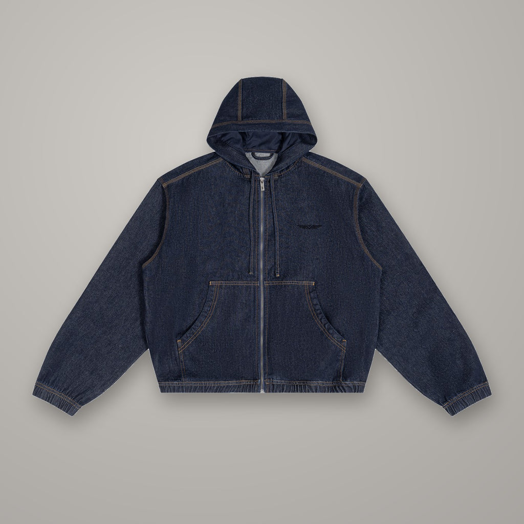 Veste en Jean à Capuche BTY, marquage Glyphe Noir, sur fond studio béton.