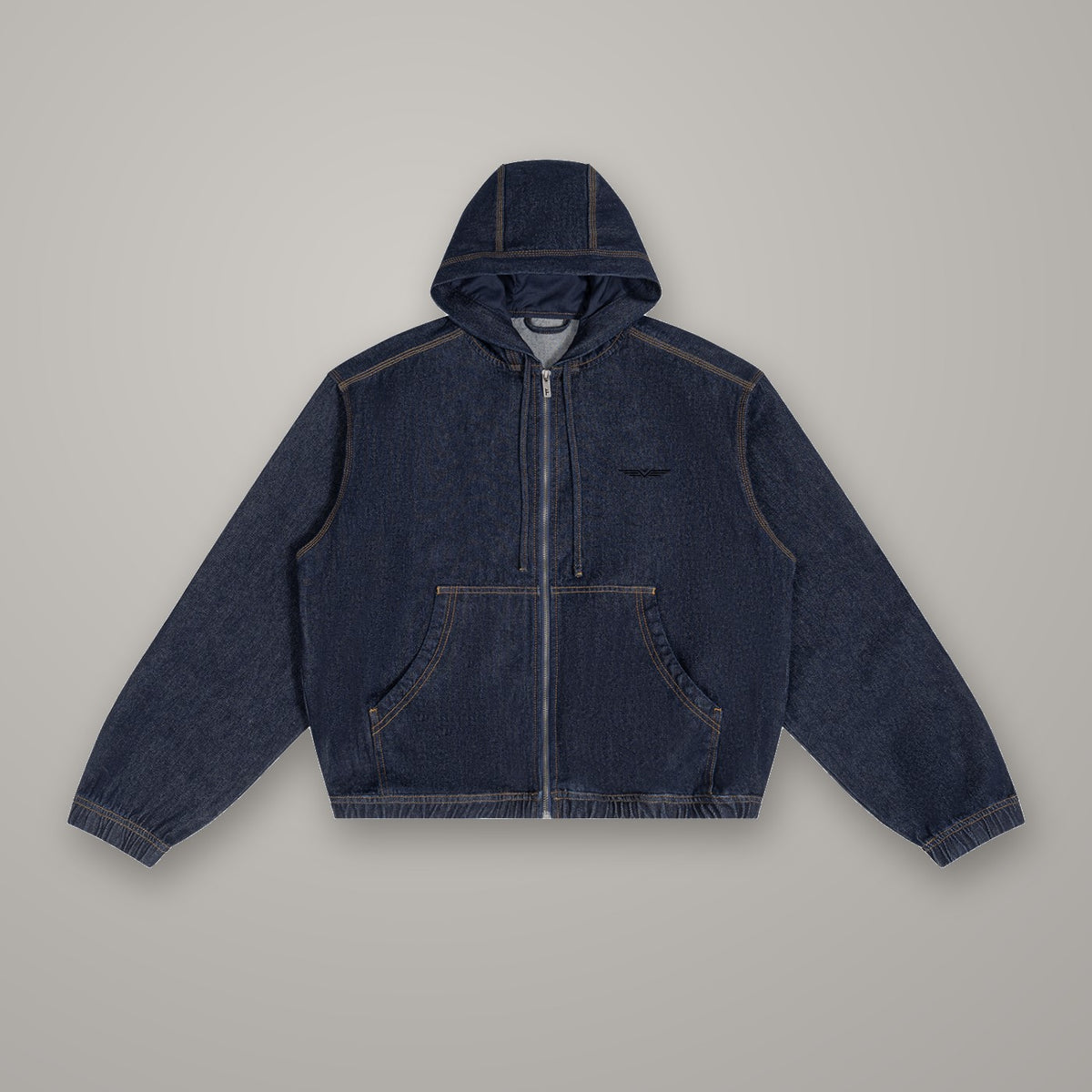 Veste en Jean à Capuche BTY, marquage Glyphe Noir, sur fond studio béton.