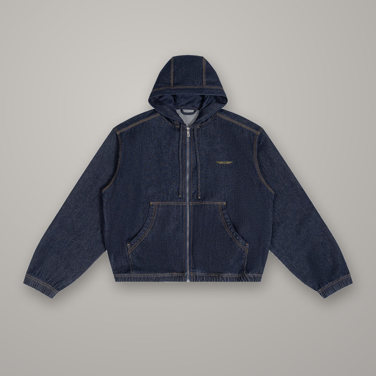 Veste en Jean à Capuche BTY, marquage Glyphe Or, sur fond studio béton.
