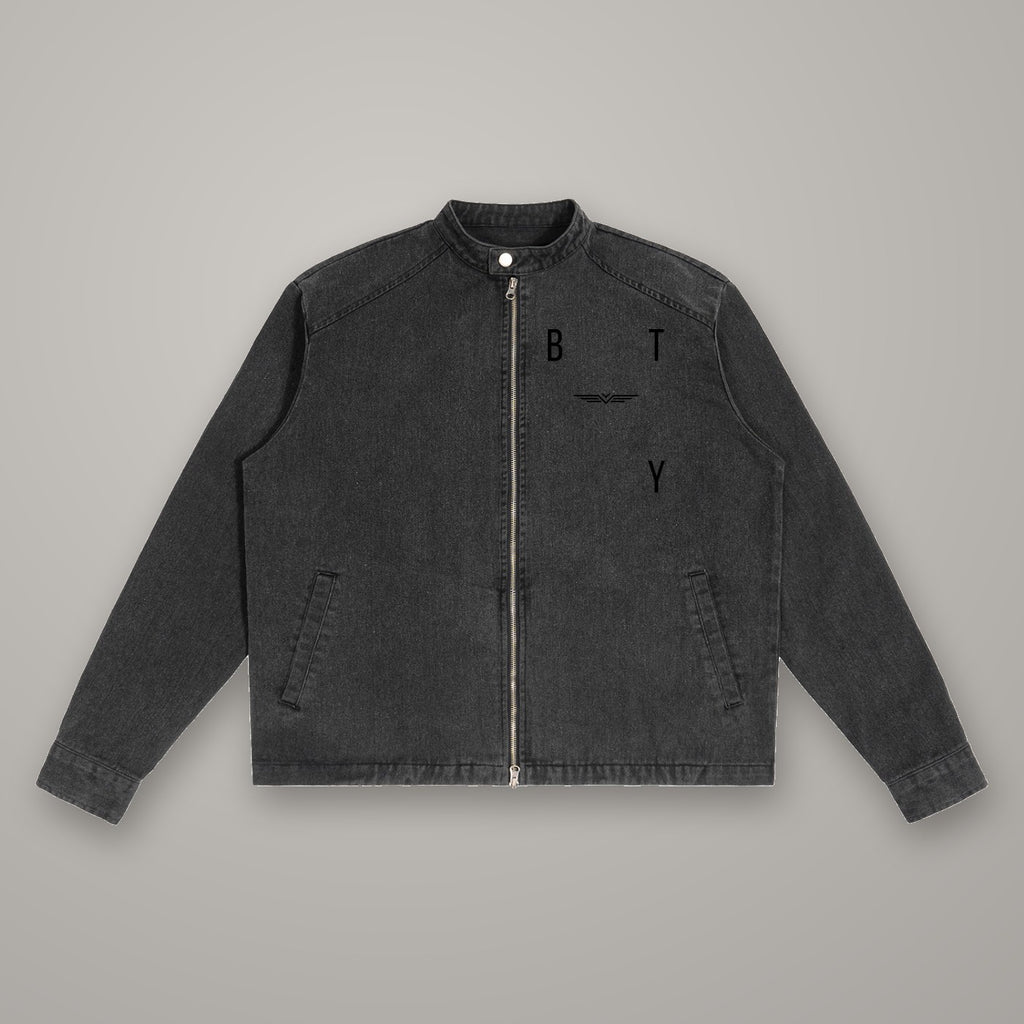 Veste en Jean Délavé Crop BTY, coloris Noir Combat, sur fond studio béton.