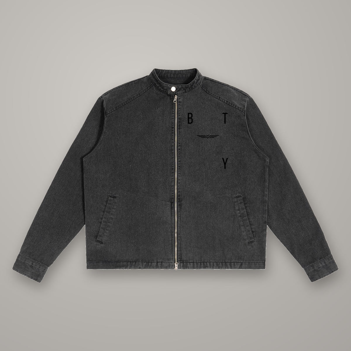 Veste en Jean Délavé Crop BTY, coloris Noir Combat, sur fond studio béton.