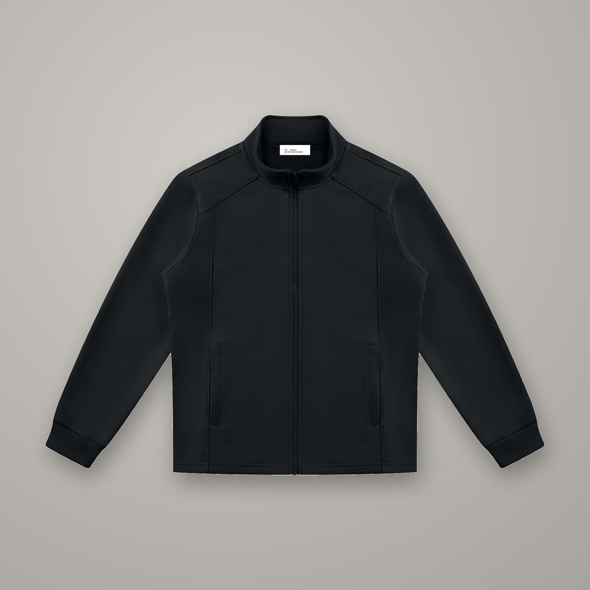 Veste Survêtement Col Montant BTY, coloris Noir Combat, sur fond studio béton.