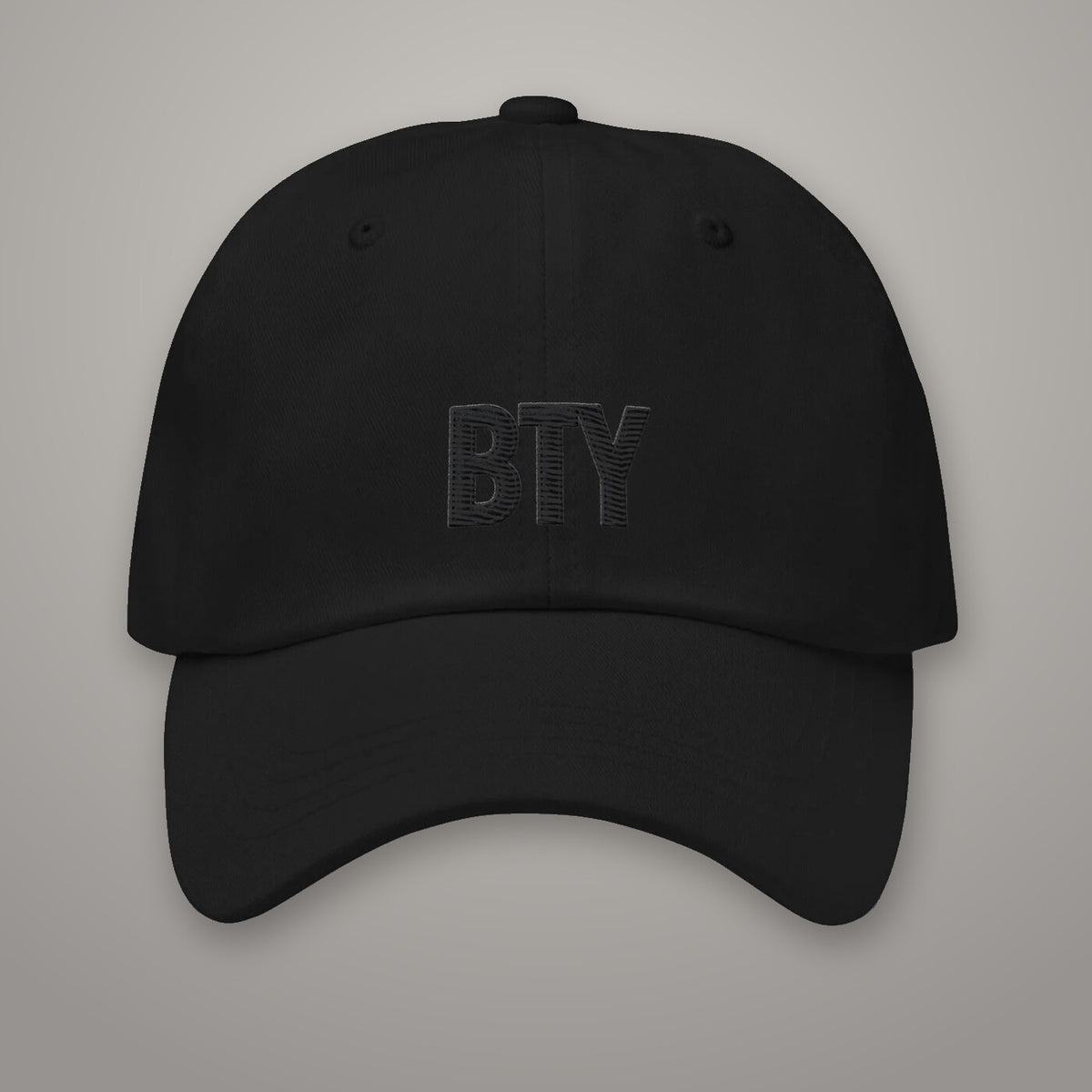 Casquette « Glyph » BTY, Noir Combat, sur fond studio béton.