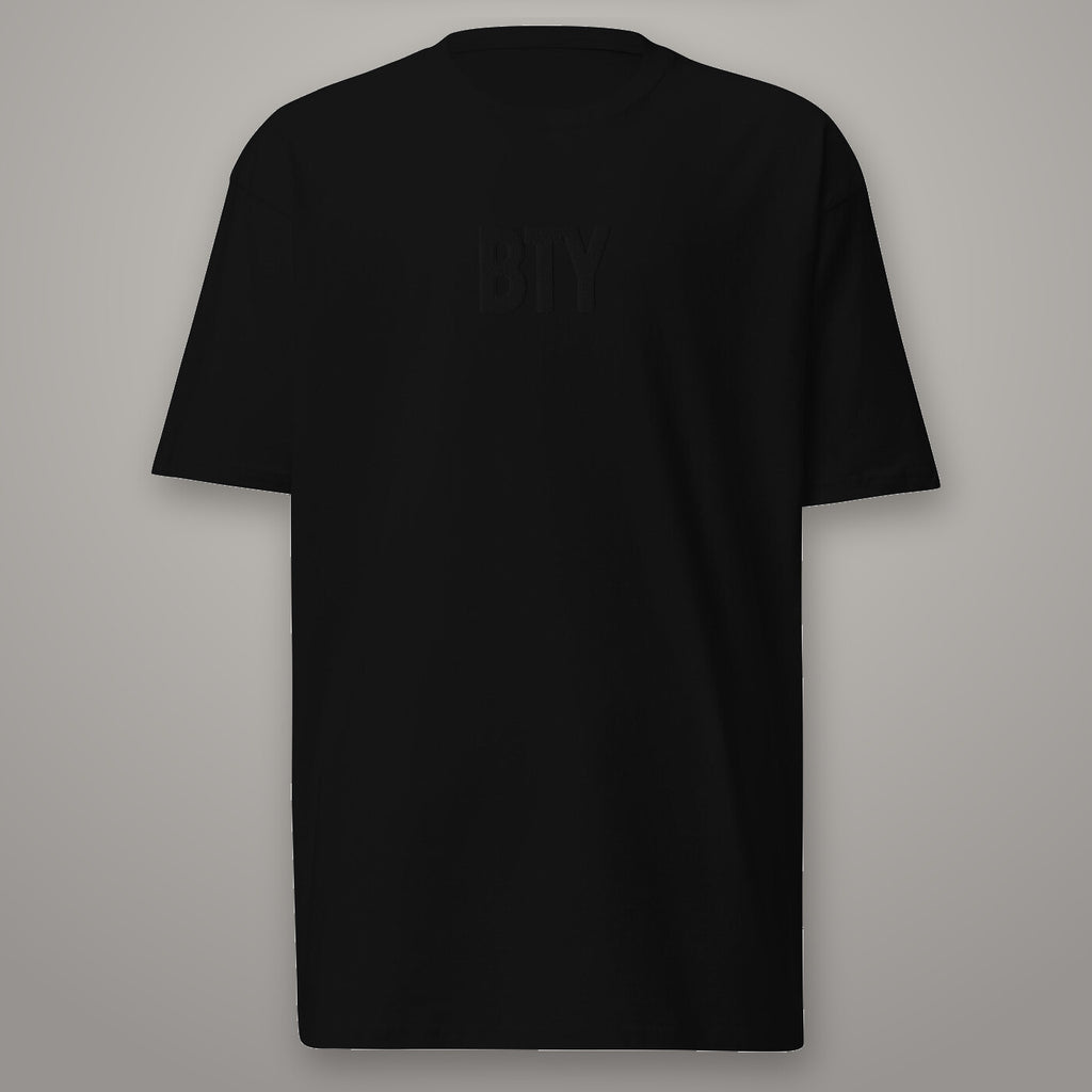 Tee « Fighter » BTY, Noir Combat, sur fond studio béton.