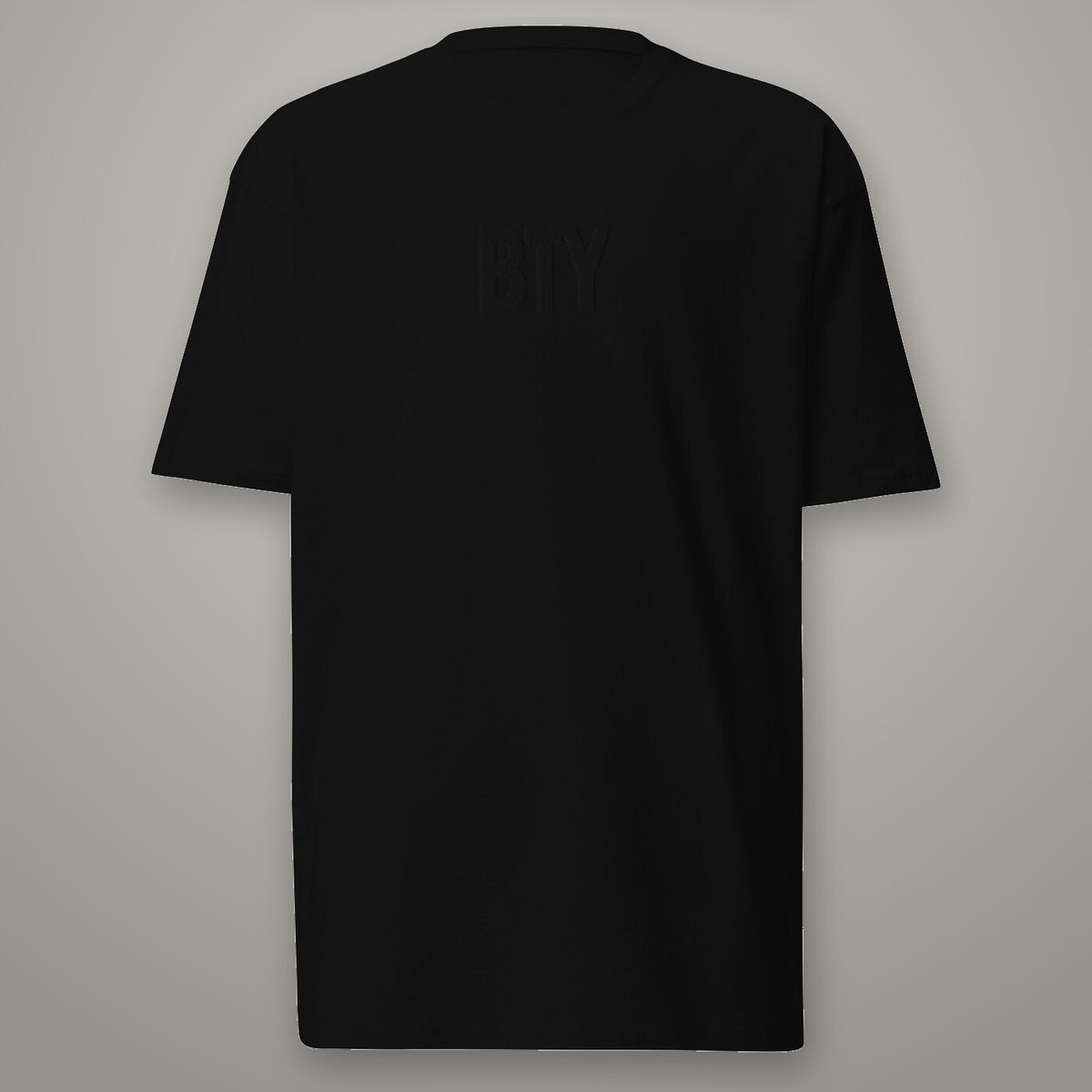 Tee « Fighter » BTY, Noir Combat, sur fond studio béton.