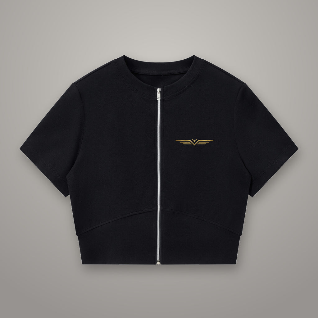 Crop Tee Zippé Découpes BTY sur fond studio béton.