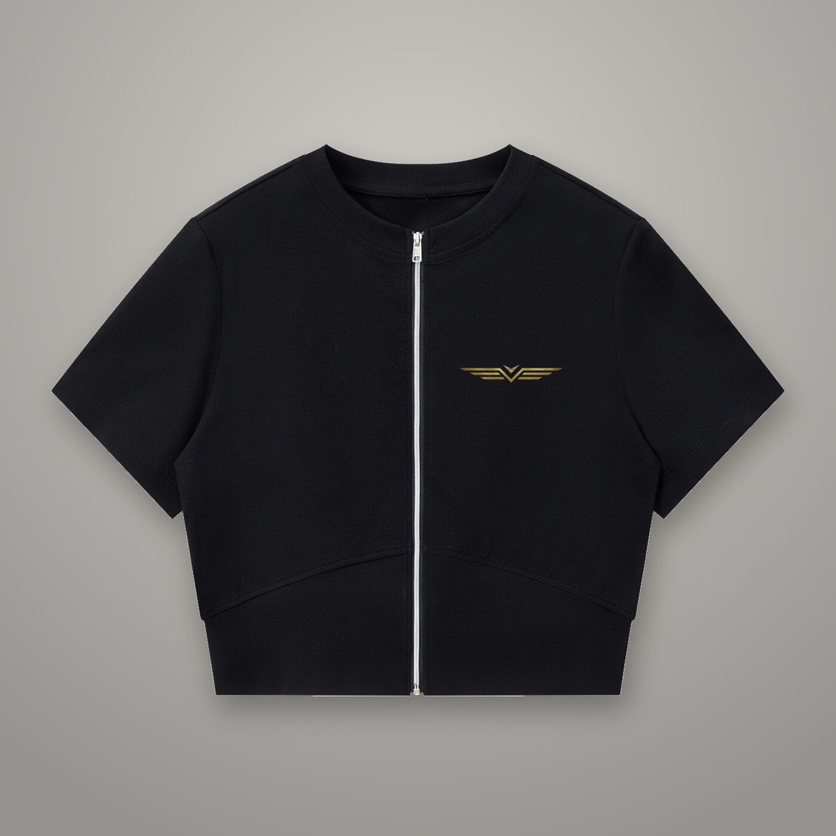 Crop Tee Zippé Découpes BTY sur fond studio béton.