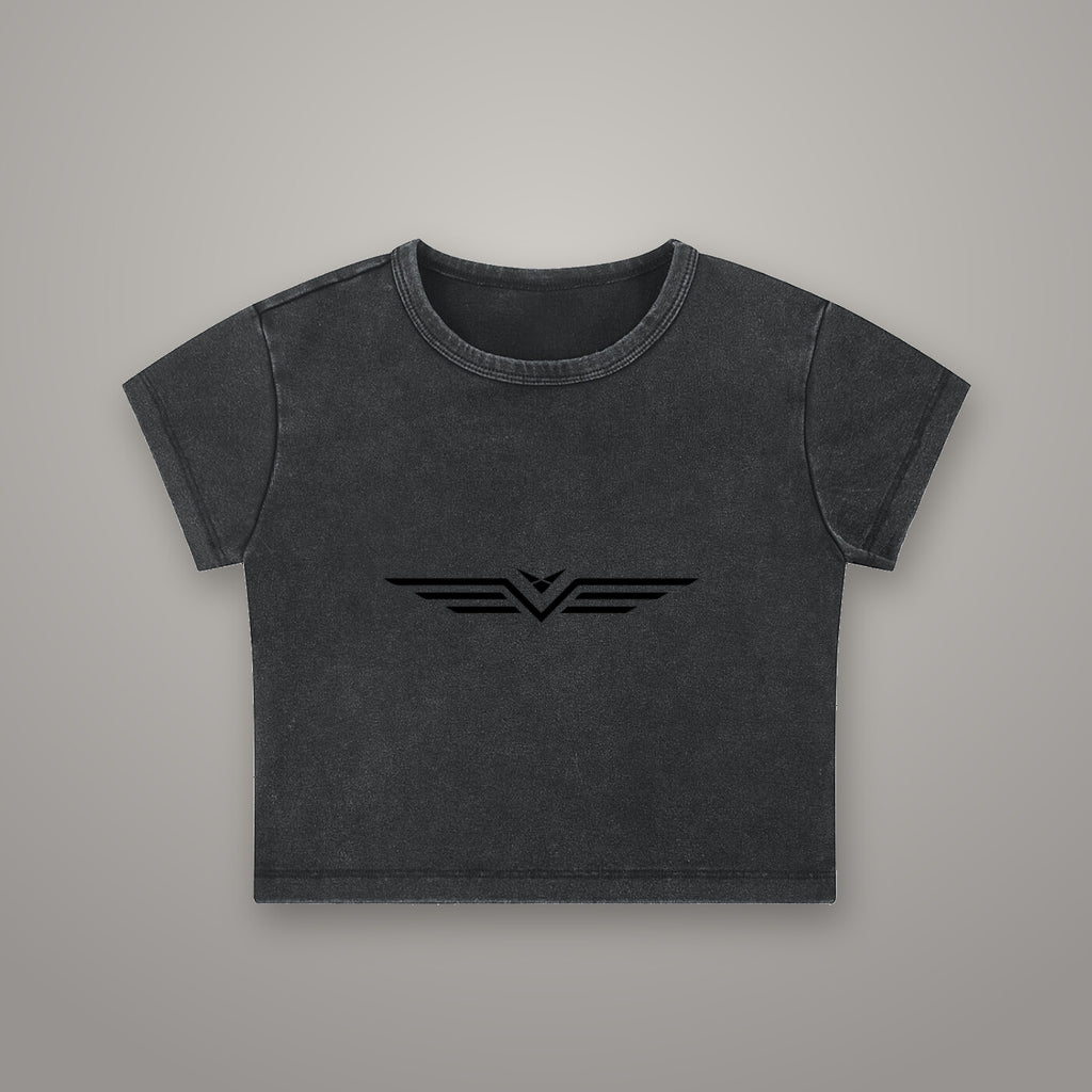 Crop Tee Délavé Neige BTY, marquage Glyphe Noir, sur fond studio béton.
