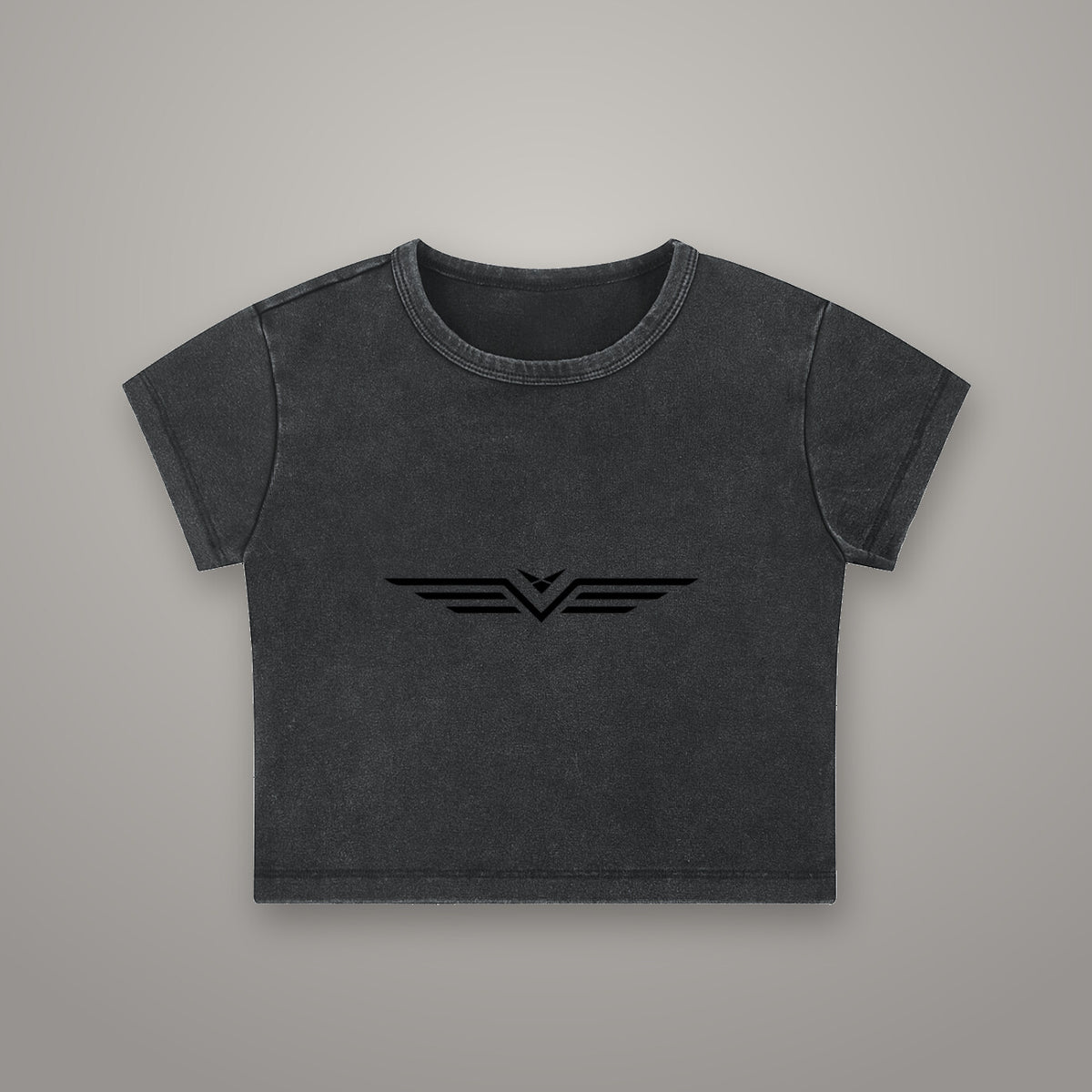 Crop Tee Délavé Neige BTY, marquage Glyphe Noir, sur fond studio béton.
