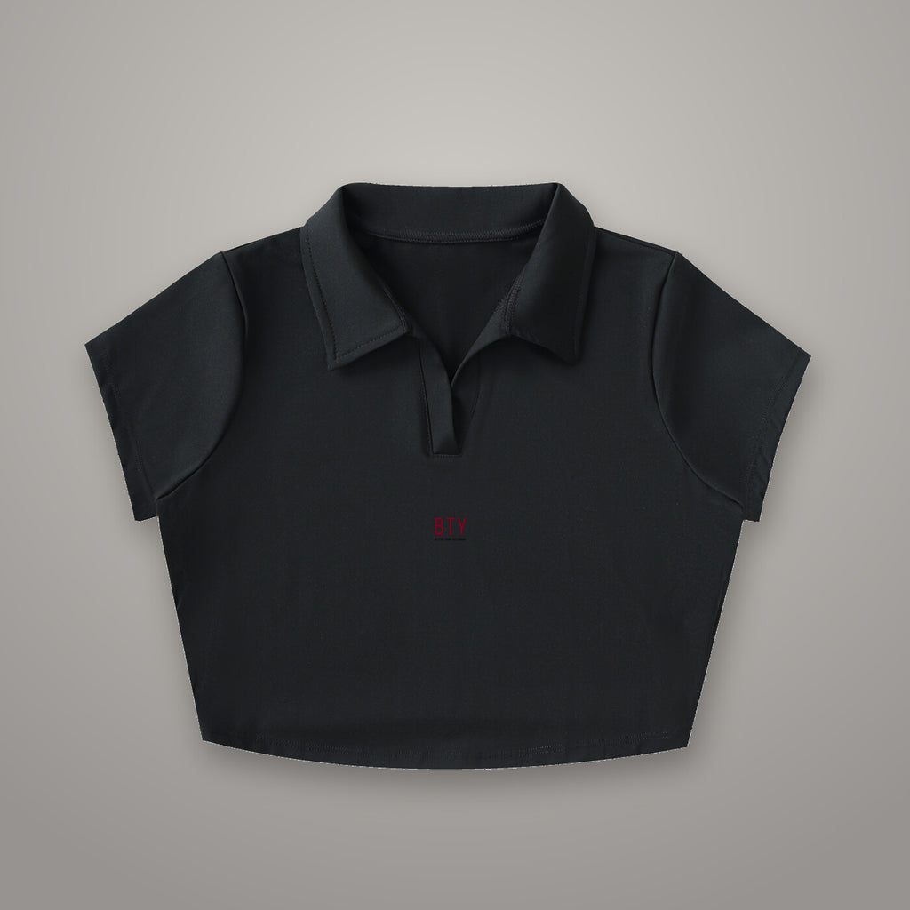 Crop Polo Col V BTY, marquage Signature Rouge, sur fond studio béton.