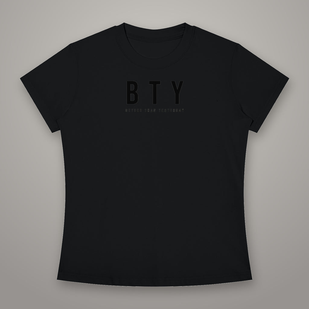 Tee Ajusté Col Rond BTY, marquage Bloc, sur fond studio béton.
